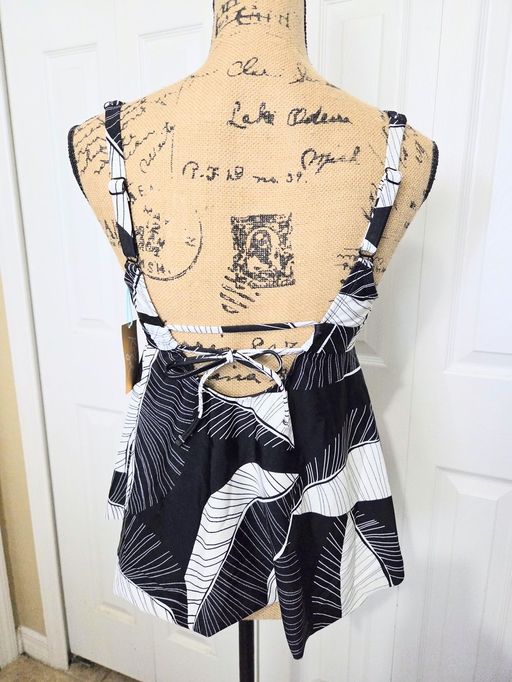 Kona Sol Black & White Leaf Print Peplum Swim Top - Picture 4 of 12